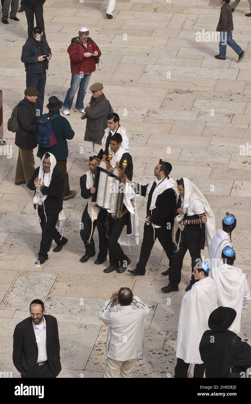 Juden, die eine Tora tragen, Rollen zur Westmauer, Israel, Jerusalem Stockfoto