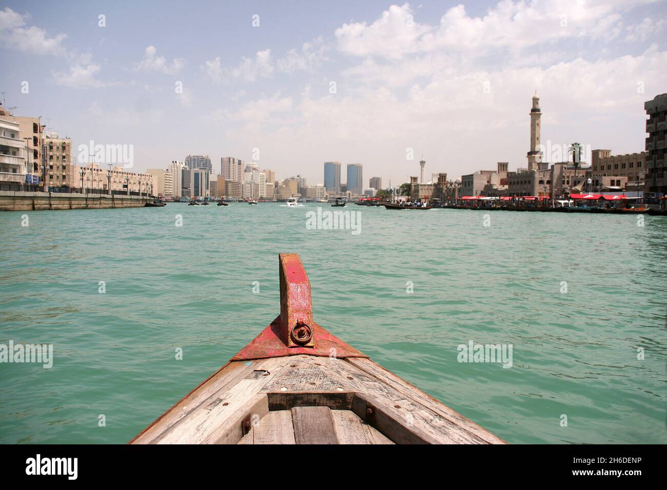 Blick auf die Altstadt und die Neustadt von einem Boot auf dem Dubai Creek, Vereinigte Arabische Emirate, Dubai Stockfoto