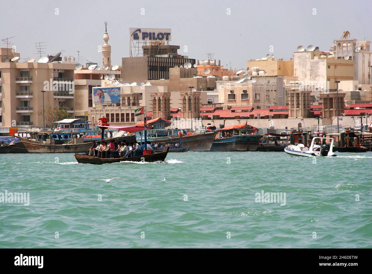 Schiffe auf dem Dubai Creek vor der historischen Altstadt, Vereinigte Arabische Emirate, Dubai Stockfoto