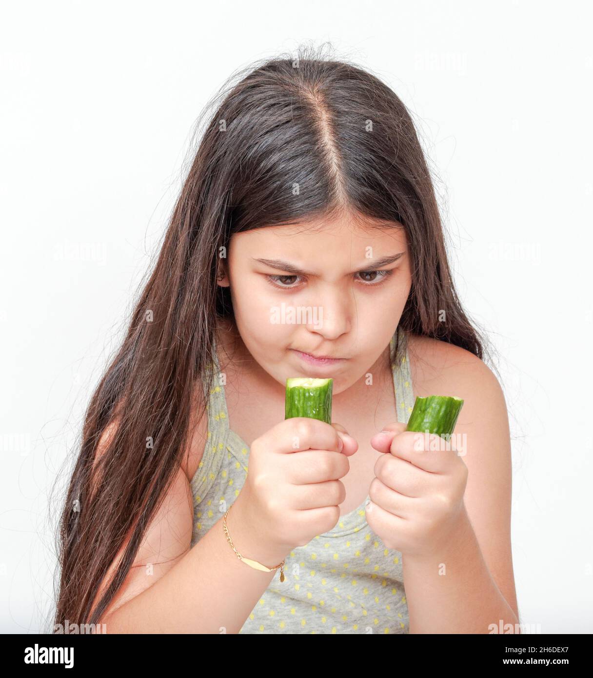 Frustriertes Mädchen mit einer gesunden Ernährung von Gemüse konfrontiert Stockfoto