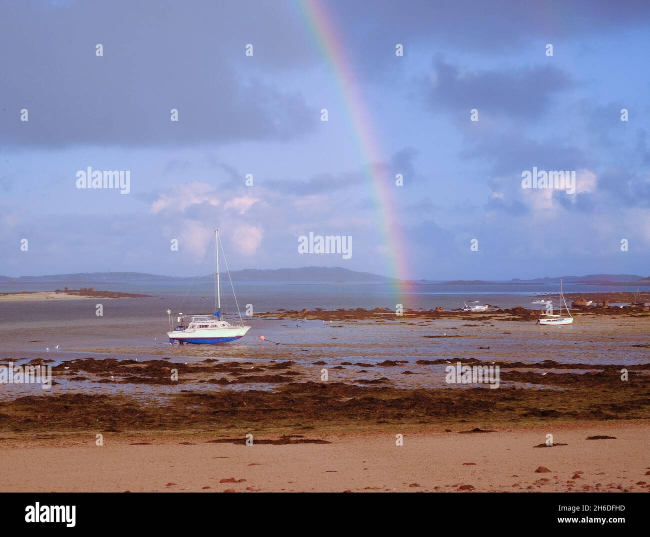 Regenbogen und vertäute Yachten vor Tresco, Isles of Scilly Stockfoto