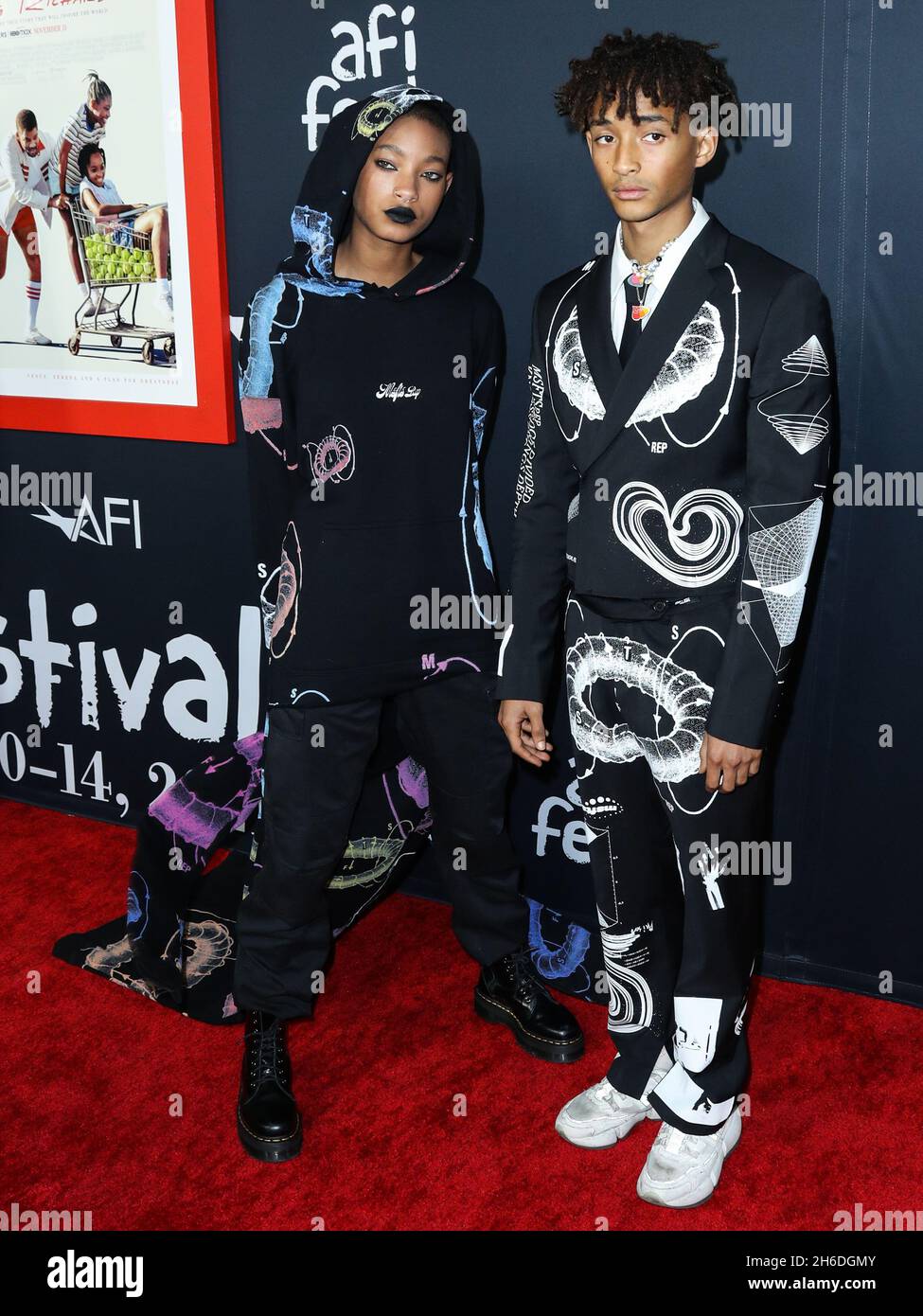 Hollywood, Usa. November 2021. HOLLYWOOD, LOS ANGELES, KALIFORNIEN, USA - 14. NOVEMBER: Die Sängerin Willow Smith und der Bruder/Schauspieler Jaden Smith kommen zum AFI Fest 2021 - Abschlussnacht Premiere von Warner Bros. Picturs' 'King Richard', das am 14. November 2021 im TCL Chinese Theatre IMAX in Hollywood, Los Angeles, Kalifornien, USA, stattfand. (Foto: Xavier Collin/Image Press Agency/Sipa USA) Quelle: SIPA USA/Alamy Live News Stockfoto