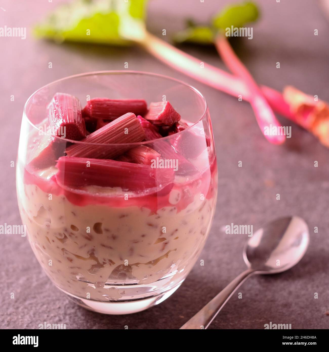 Poched Yorkshire erzwungener Rhabarber mit perlverliebtem Dinkelpudding Stockfoto