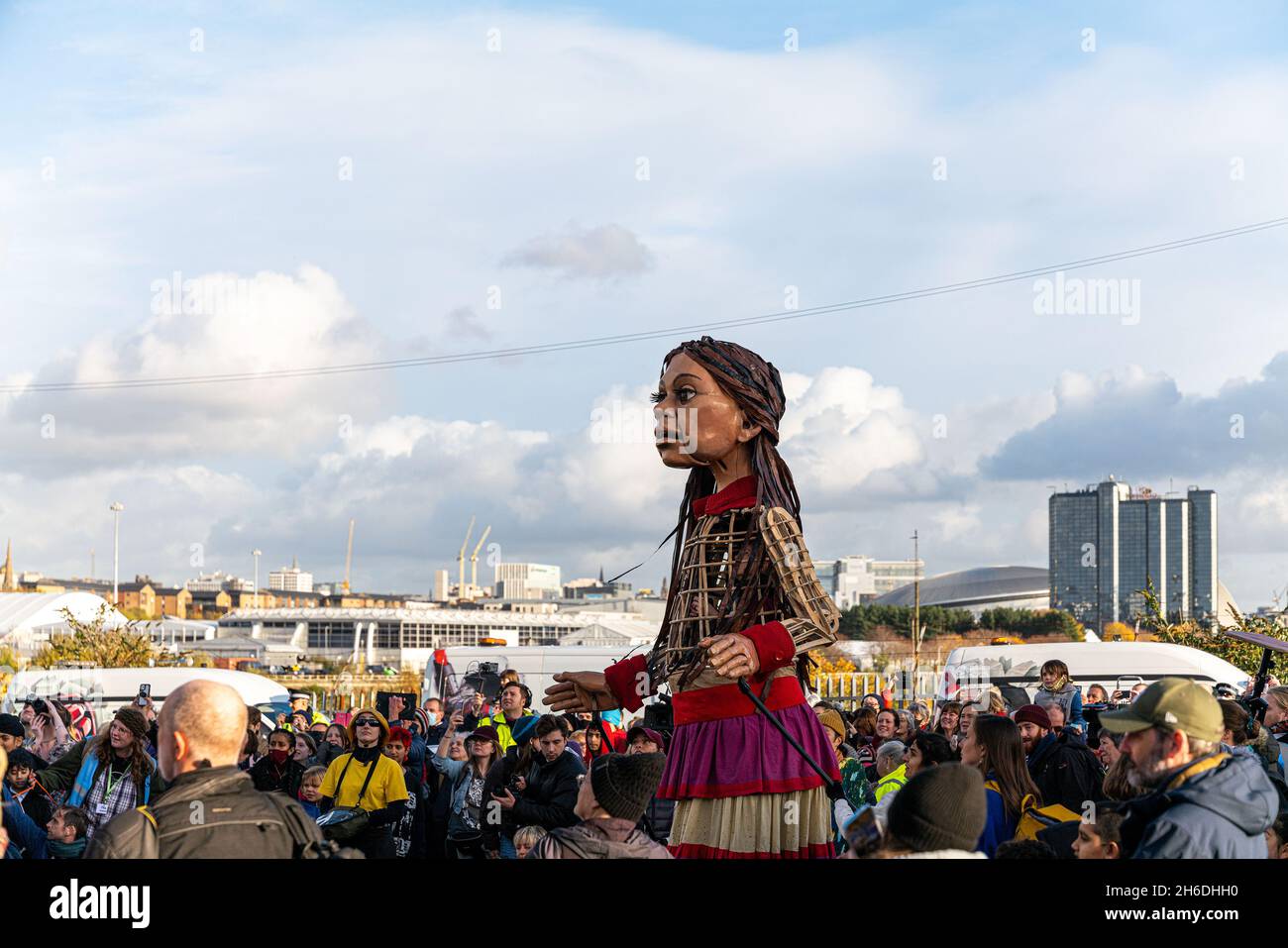 Sturm  - die Göttin des Meeres trifft im Rahmen der COP26 in Govan Glasgow auf den kleinen Amal. Riesige Marionetten Stockfoto