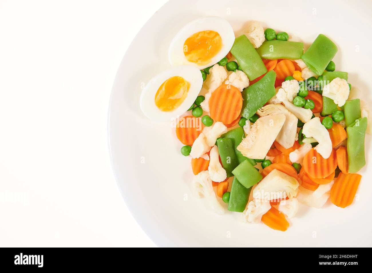 Spanische Küche gemischtes Gemüse mit gekochtem Ei (Menestra de Verduras) Stockfoto