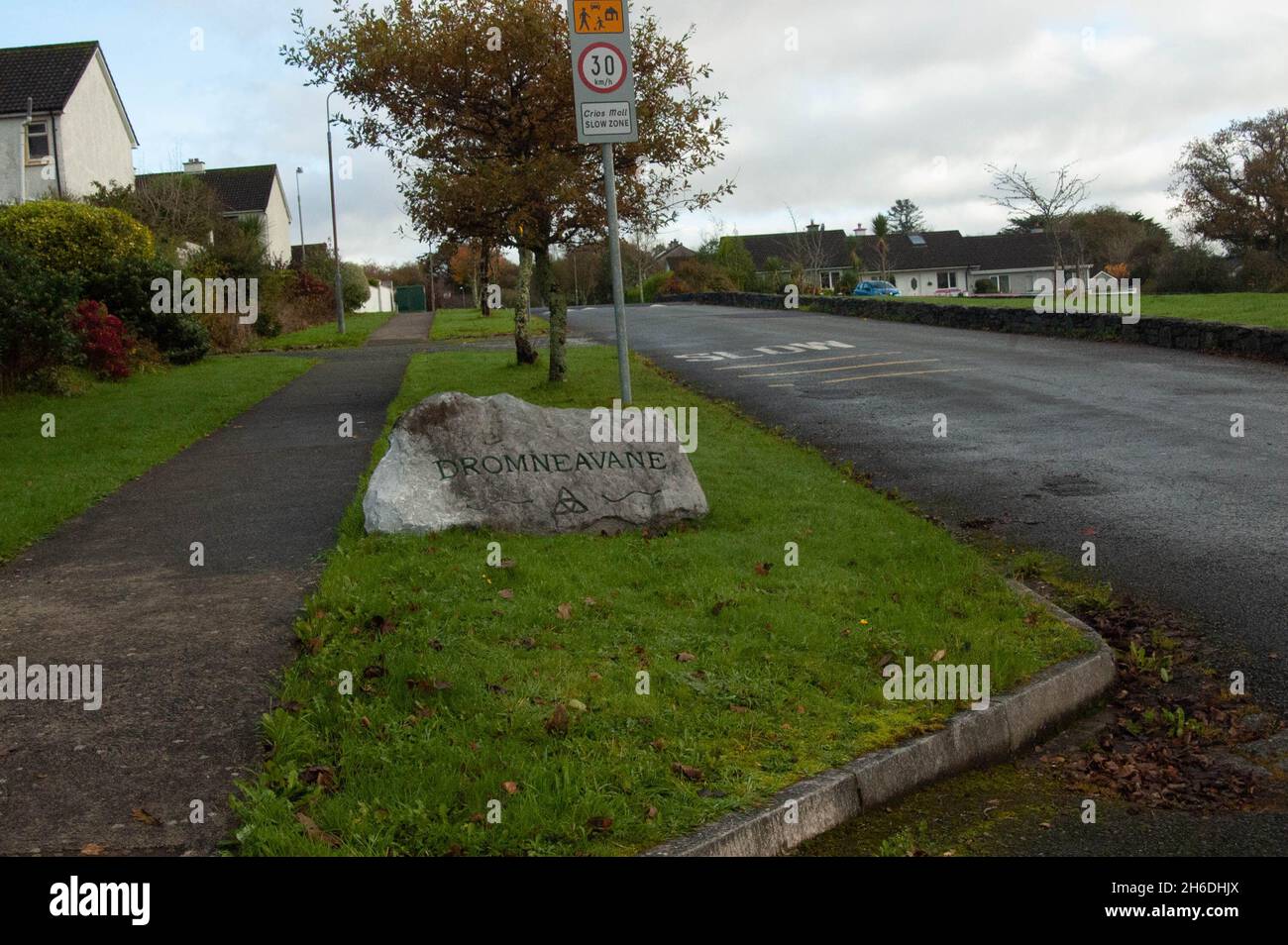 Kenmare, Co. Kerry, Irland, Montag, 15. November 2021; ein älteres Paar wurde gestern in ihrem Haus in Co. Kerry tot aufgefunden. Die Leichen des Paares, im Alter von 70s und 80s Jahren, wurden am Sonntagmorgen entdeckt. Gardaí haben das Gebiet um das Grundstück abgedichtet und das Staatspathologe und den örtlichen Coroner benachrichtigt. Die Leichen wurden aus Dromnevane in das University Hospital Kerry (UHK) in Tralee gebracht. Gardaí untersuchen, suchen aber im Zusammenhang mit dem Tod des Paares niemanden mehr. Credit ED/Alamy Live News Stockfoto