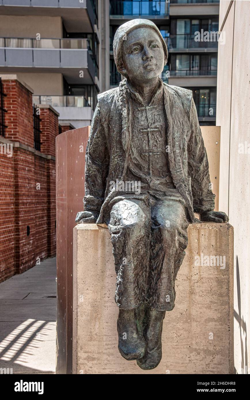 Teil der Skulptur „Across Time and Space, Two Children of Toronto Meet“, die sich in der Bay Street in der Innenstadt befindet Stockfoto