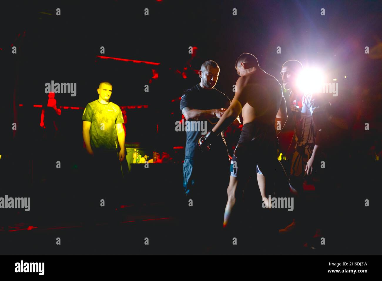 Zrenjanin, Vojvodina, Serbien 16. Oktober 2021: MMA XXXVI SBC-Turnierrichter bei der letzten Überprüfung des MMA-Teilnehmers, des Kämpfers, bevor er in die Arena einsteigt, Stockfoto