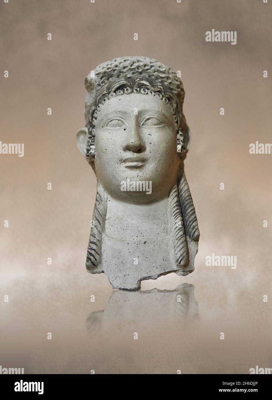 Römisch-ägyptische Gipsbestattungsmaske, 0 - 99 n. Chr., Antinopolis Ägypten. Louvre Museum E 21402. Mumienmaske einer Frau (geripptes geflochtenes Haar, Blumenkrone, Stockfoto