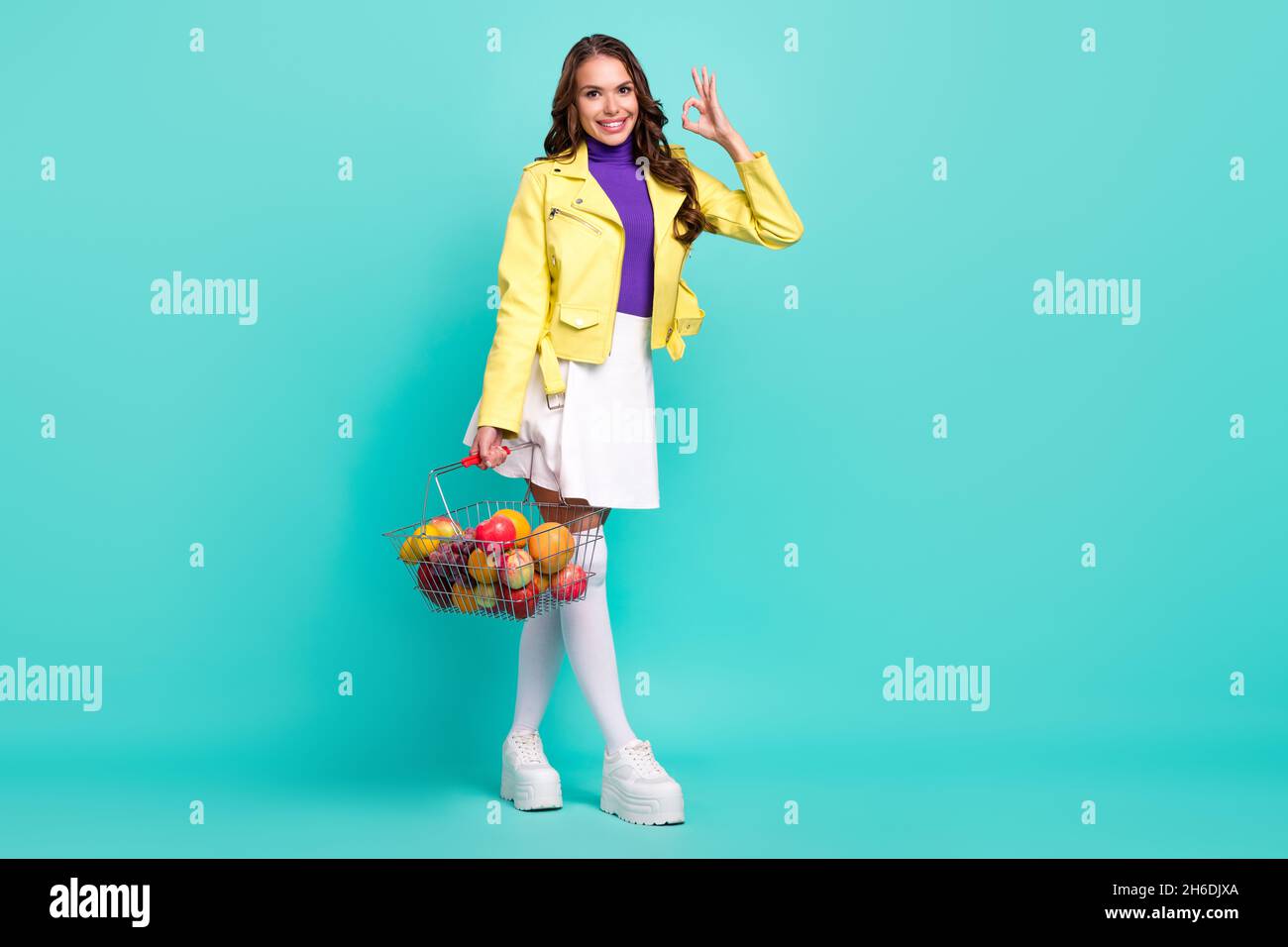 In voller Länge Foto von jungen Frau Kunden Shopping-Show okey Symbol Beratung isoliert über türkisfarbenen Hintergrund Stockfoto