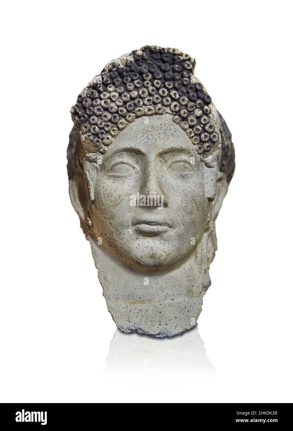 Totenmaske aus römisch-ägyptischem Gips, 100 - 149 n. Chr. Louvre Museum AF 6694. Mumienmaske einer Frau (geflochtene Haare, Brötchen, Ohrringe). Diese Maske zeigt einen ver Stockfoto