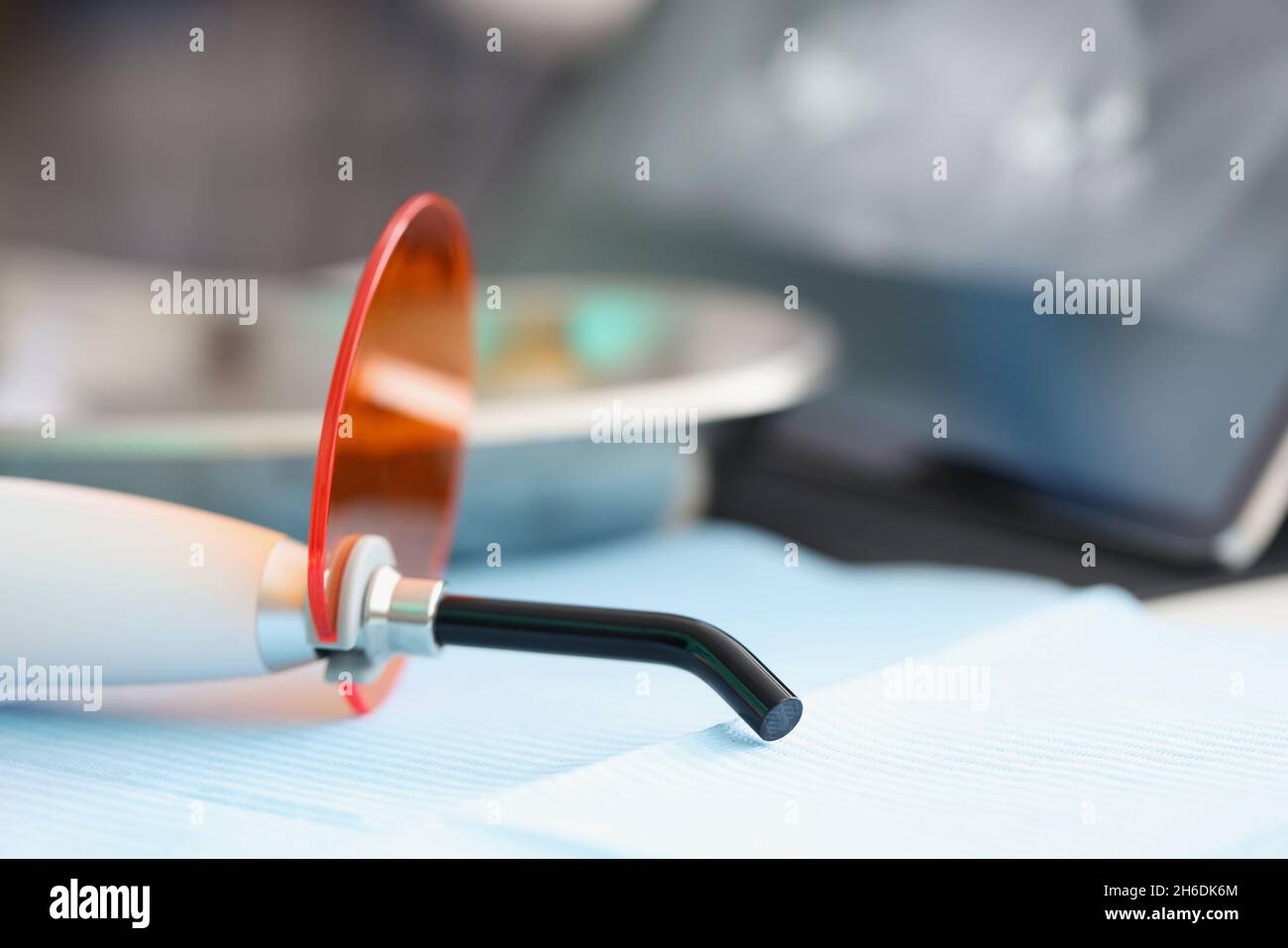 Stomatologisches Werkzeug zur Zahnaufhellung in der Klinik mit Kunststoffdüse Stockfoto