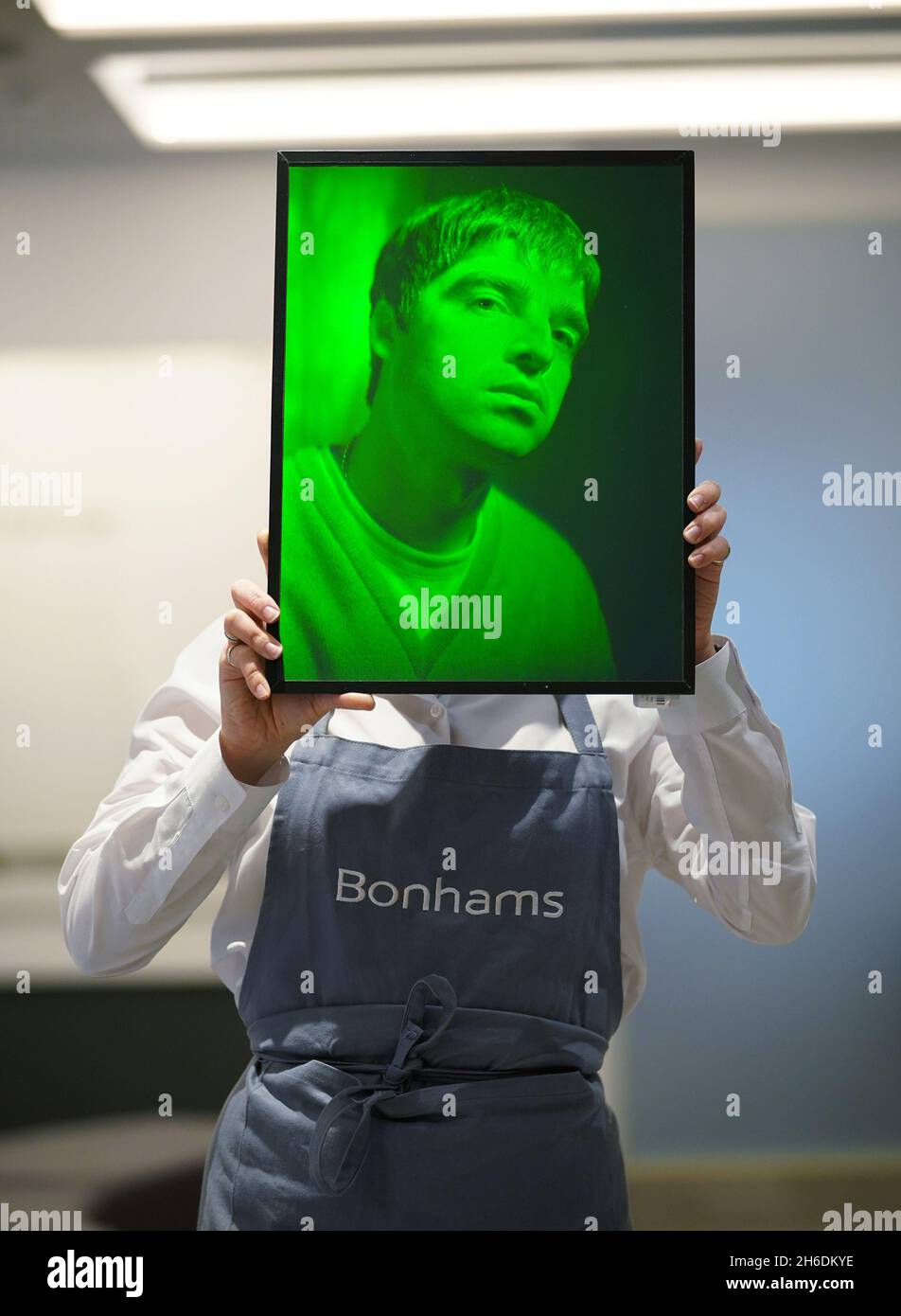 Ein Mitarbeiter von Bonhams hält ein Hologramm-Kunstwerk mit Glasplatte, das Noel Gallagher aus Oasis, 1997, von Rob Munday, mit einer Schätzung von Â£bis 1,500 1,000 zeigt, während eines Fotoaufrufs für Highlights aus Bonhams' Film-, Rock- und Pop-Verkauf, einschließlich Immobilien aus dem Nachlass von Dame Diana Rigg, In Bonhams, London. Bilddatum: Montag, 15. November 2021. Stockfoto