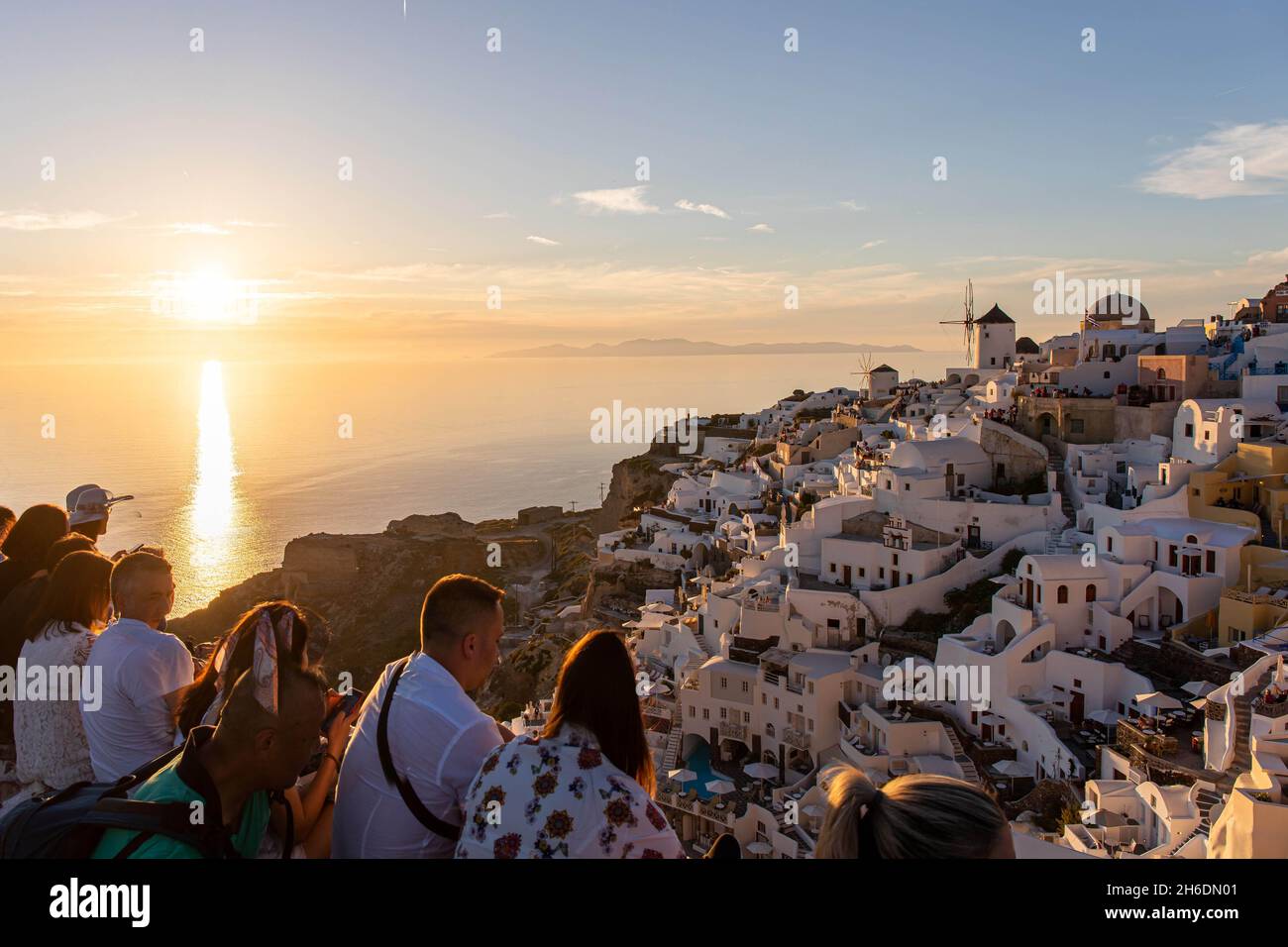 Griechenland, Archipel der Kykladen, Insel Santorini in der Ägäis. An der Klippe festhaltend, mit Blick auf eine Unterwasserkaldera (Krater), das Dorf Oi Stockfoto