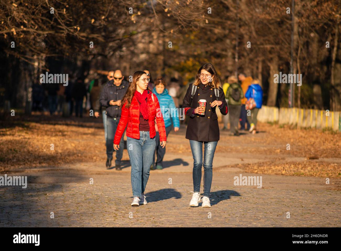 Stadtpark Fußgänger Menschen gehen im Park am schönen Herbsttag in Sofia, Bulgarien Stockfoto