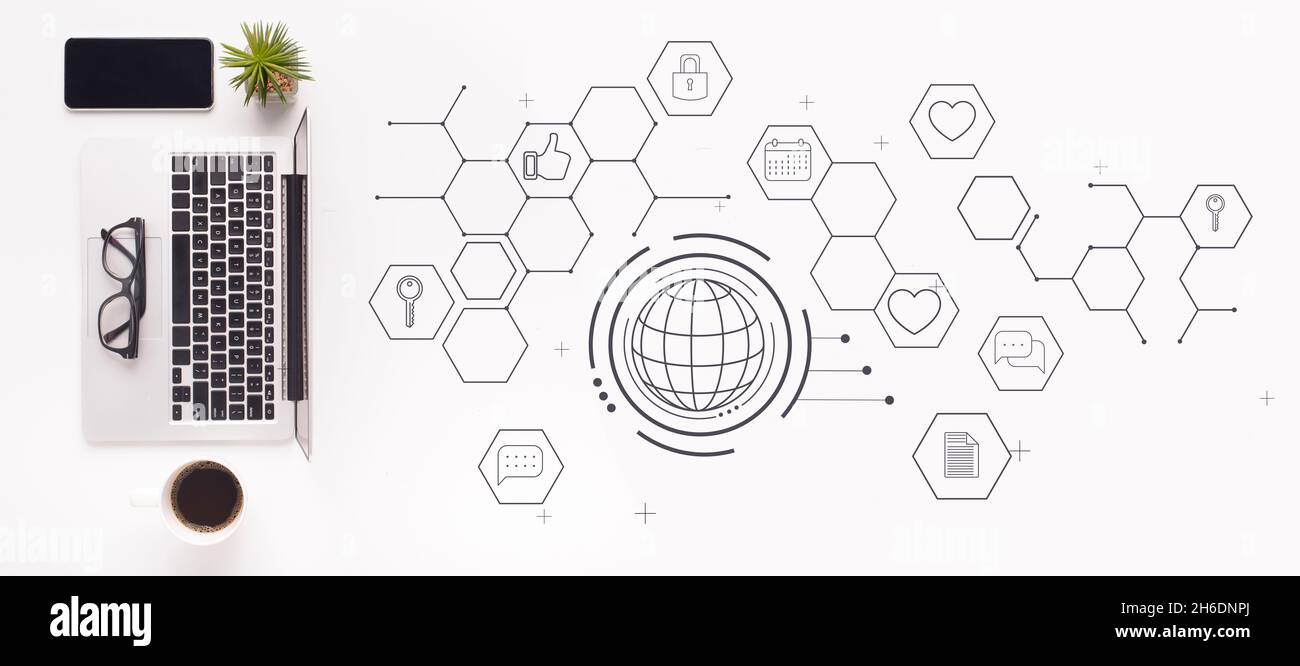 Globales Digitales Marketing. Flache UI-Symbole über Office Desk mit Laptop Stockfoto
