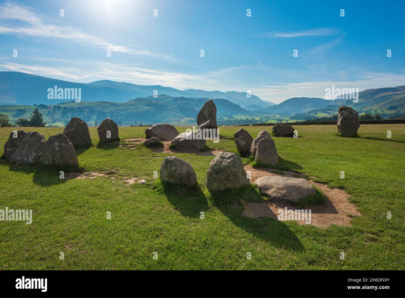 Blick im Sommer auf atmosphärische stehende Steine, die Teil des Castlerigg Stone Circle sind, einem alten britischen Denkmal aus dem Jahr 3000BC, Cumbria England Stockfoto
