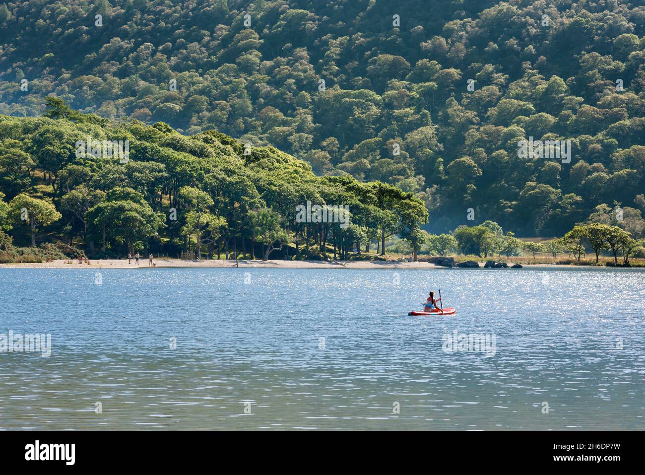 Sport im Lake District, Blick im Sommer auf eine junge Frau, die auf Crummock Water im Lake District, Cumbria, England, Großbritannien, Kajak gefahren ist Stockfoto