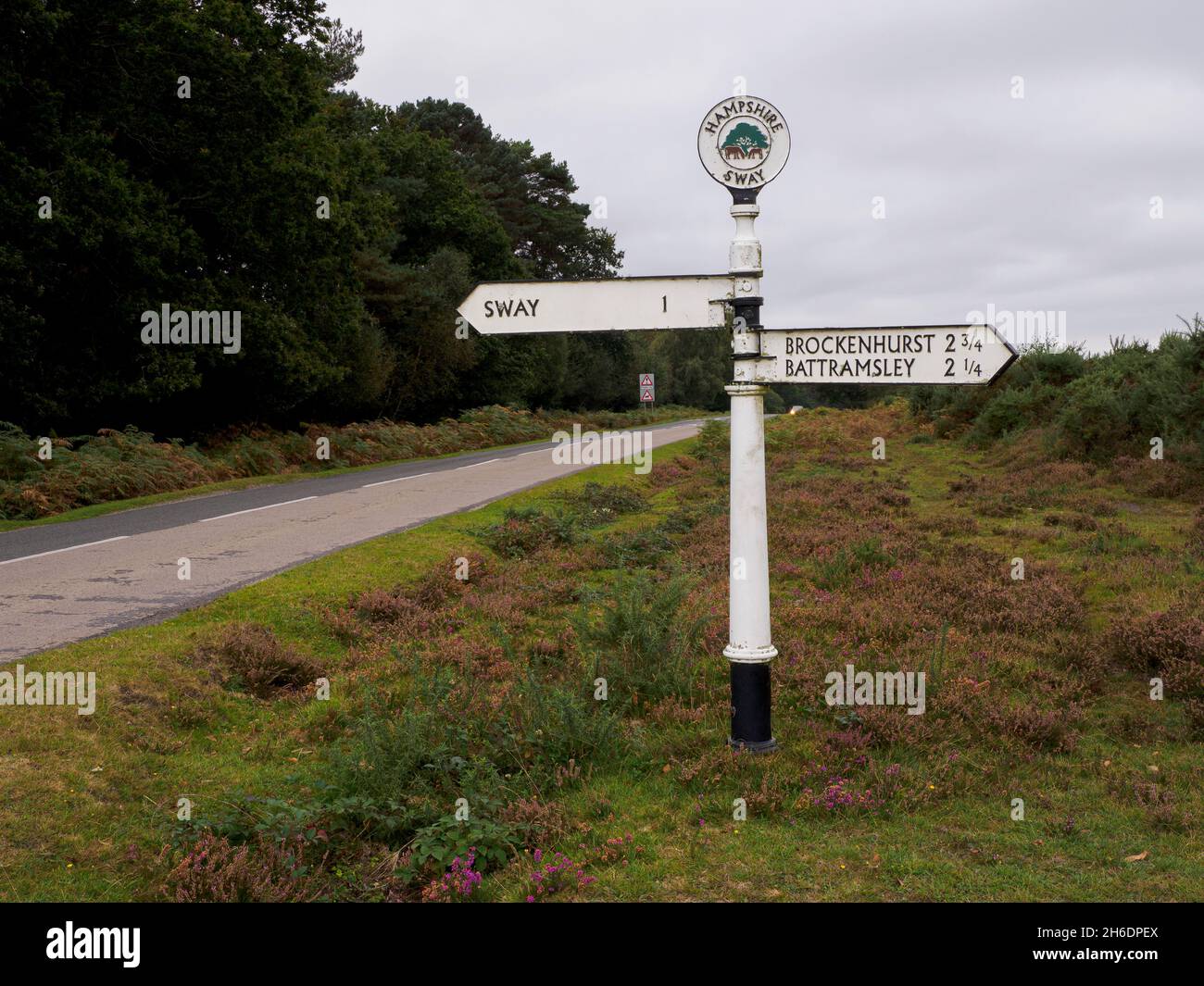 Altes weißes Straßenschild, in der Nähe von Sway, The New Forest, Hampshire, Großbritannien Stockfoto