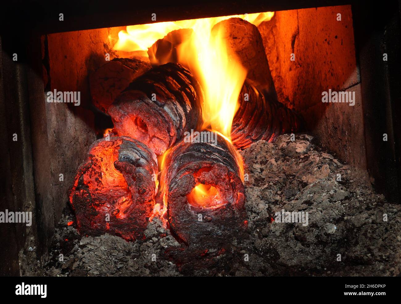 Kaufbeuren, Deutschland. November 2021. Holzbriketts brennen in einem Holzofen. Quelle: Karl-Josef Hildenbrand/dpa/Alamy Live News Stockfoto