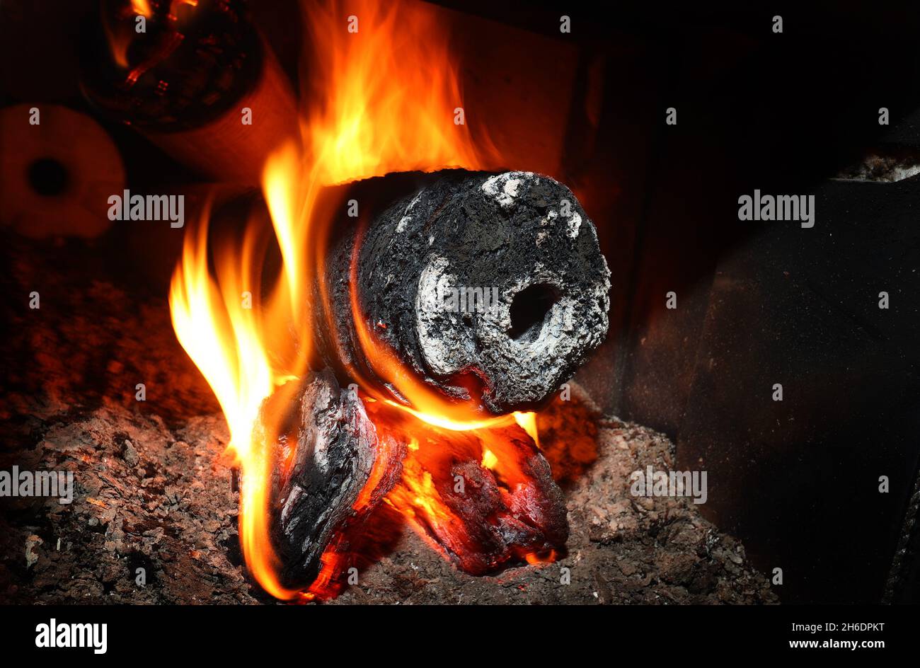 Kaufbeuren, Deutschland. November 2021. Holzbriketts brennen in einem Holzofen. Quelle: Karl-Josef Hildenbrand/dpa/Alamy Live News Stockfoto