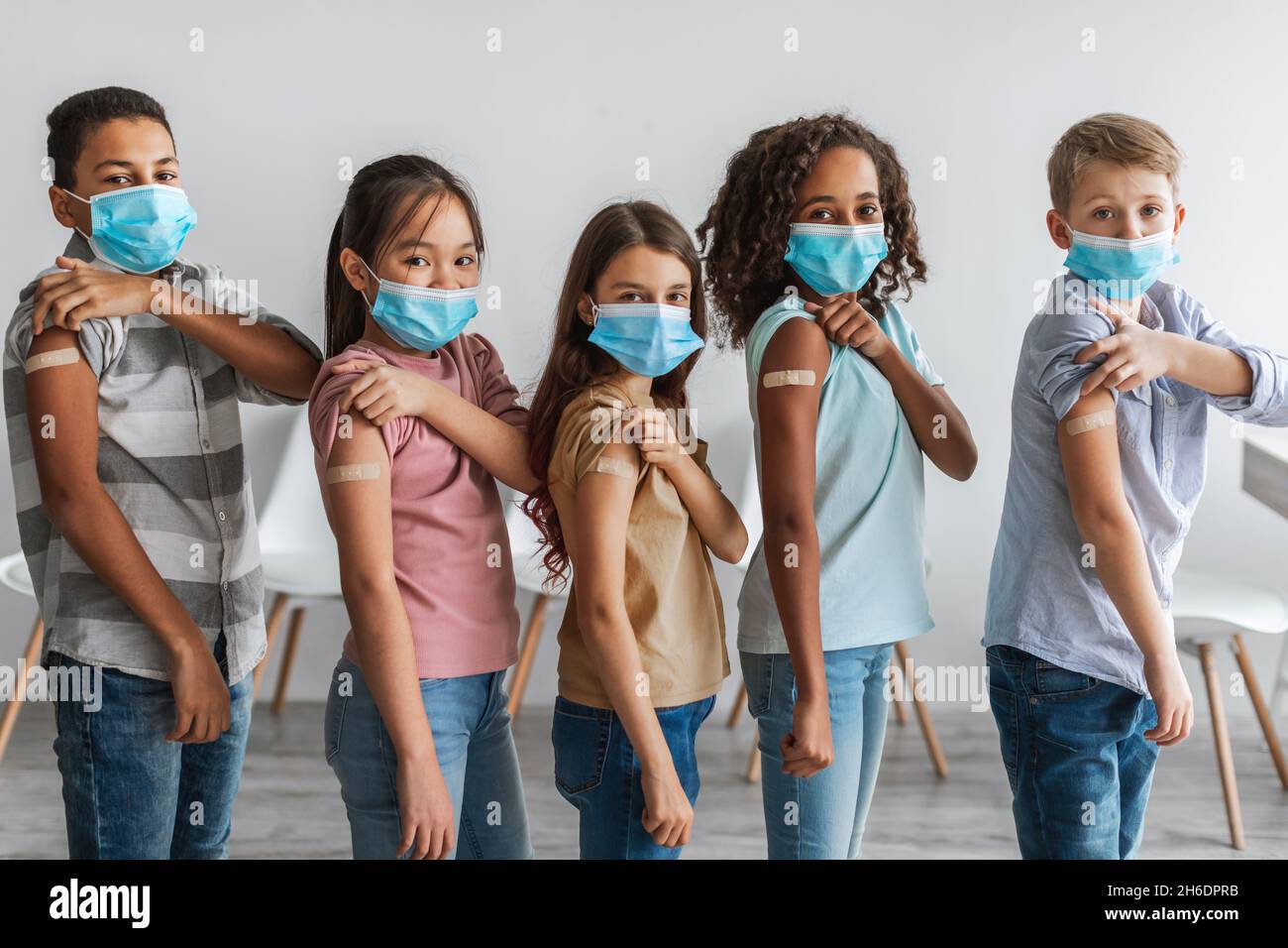Diverse Gruppe Von Geimpften Kindern Zeigt Waffen Nach Der Impfung In Innenräumen Stockfoto