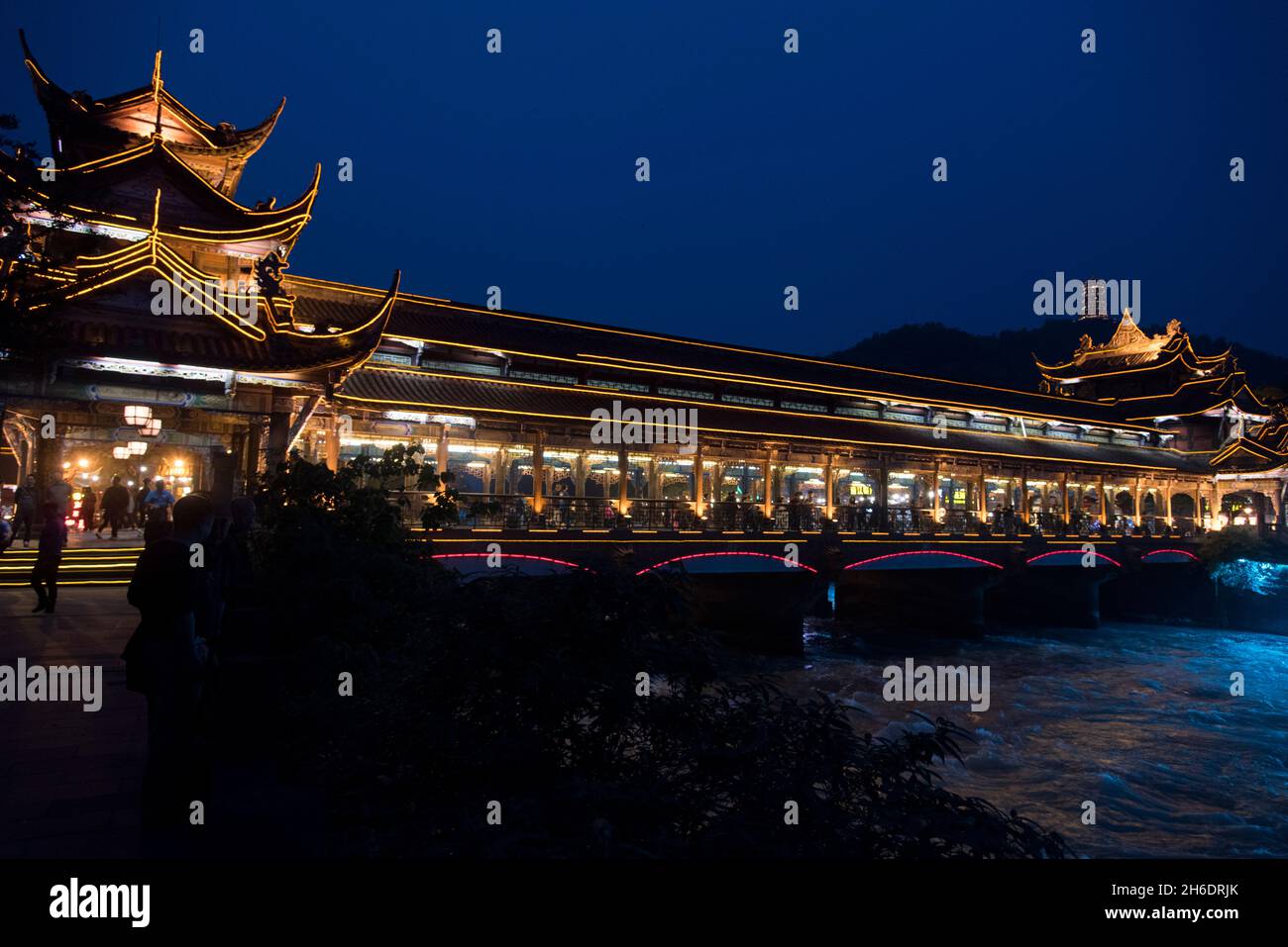 Nacht fotografie Dujiangyan Irrigation System Bridge, Provinz Sichuan, Volksrepublik China. Stockfoto
