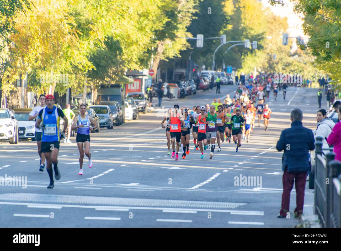 Profisportler laufen beim Movistar Halbmarathon von Madrid durch die zentralsten Straßen der Hauptstadt Spaniens. In Europa. Stockfoto