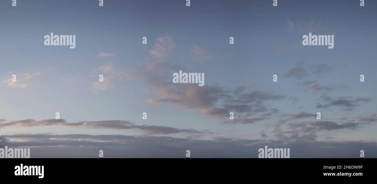 Schöner Himmel bei Dämmerungs-Panorama Stockfoto