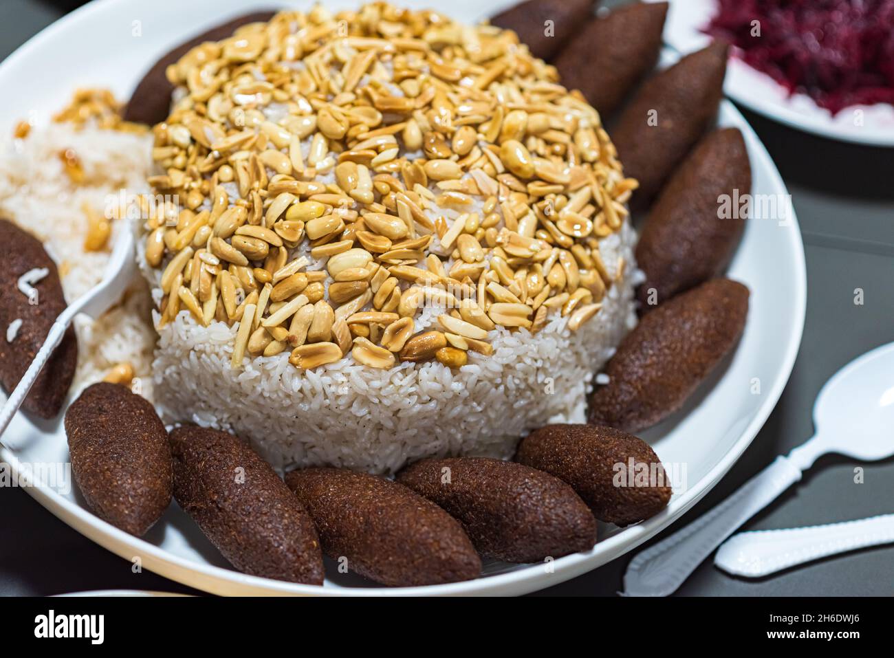 Maqluba, Pilaf, Kibbeh, KUBBEH. Traditionelle arabische und türkische Küche. Sehr beliebt im Nahen Osten. Hochwertige Fotos Stockfoto