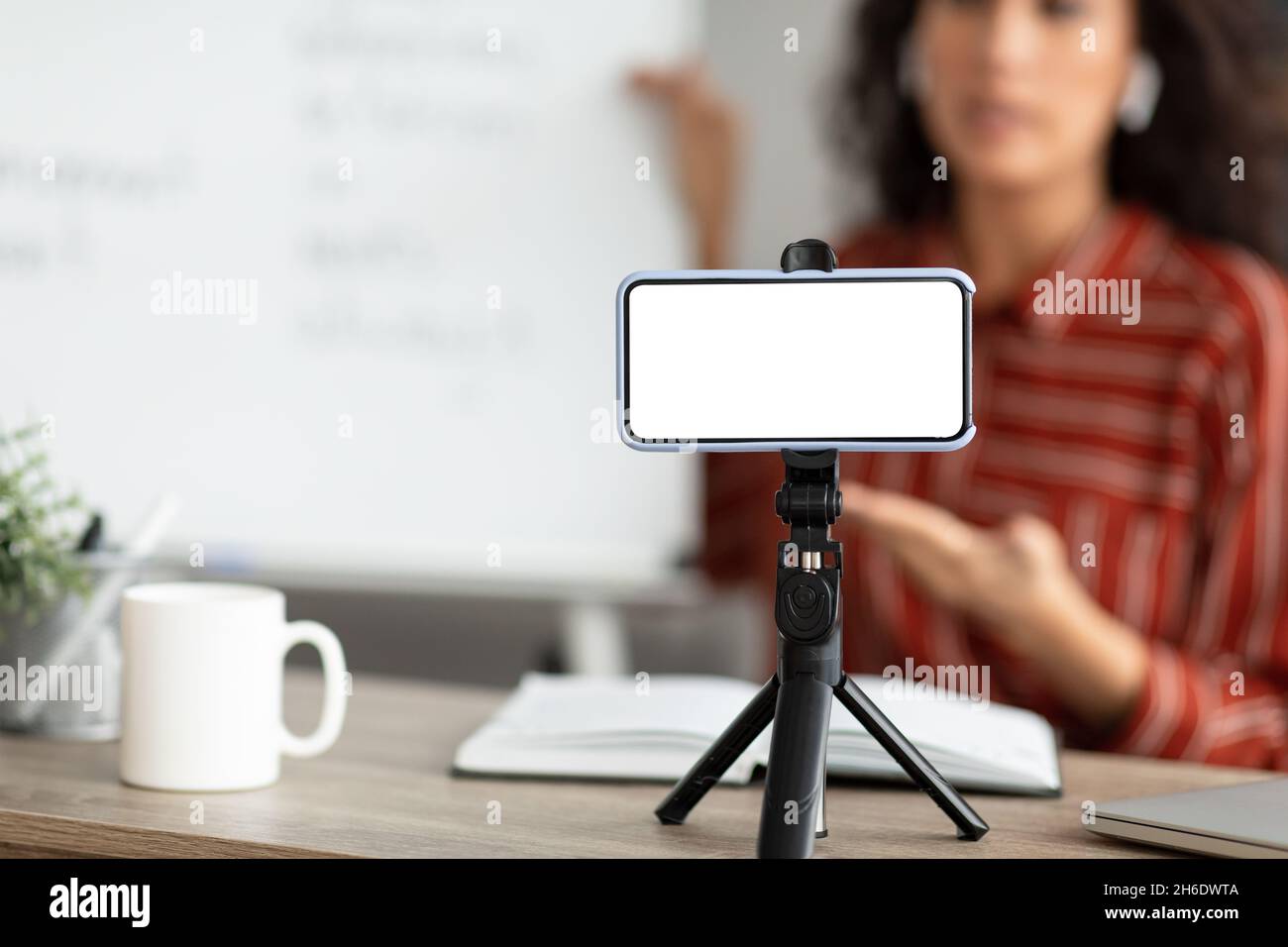 Lehrer Aufnahme Video, selektiver Fokus auf leeren Gadget-Bildschirm Stockfoto
