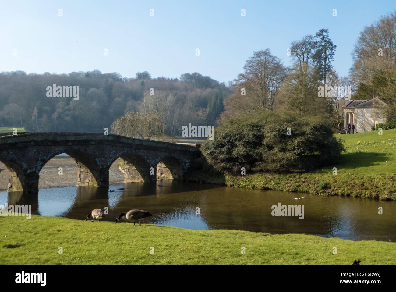 Die C18. Palladio-Brücke in Stourhead Garden, Wiltshire, England, Großbritannien, erbaut 1762, Basierend auf einer Brücke in Vicenza, entworfen von Palladio. Stockfoto