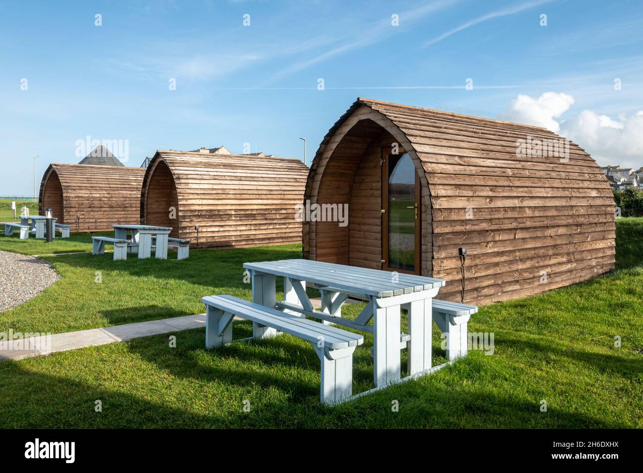 Maryport Glamping Pods oder Camping Pods im Harbourside Caravan Park neben dem Yachthafen in der Küstenstadt in Cumbria, England, Großbritannien Stockfoto