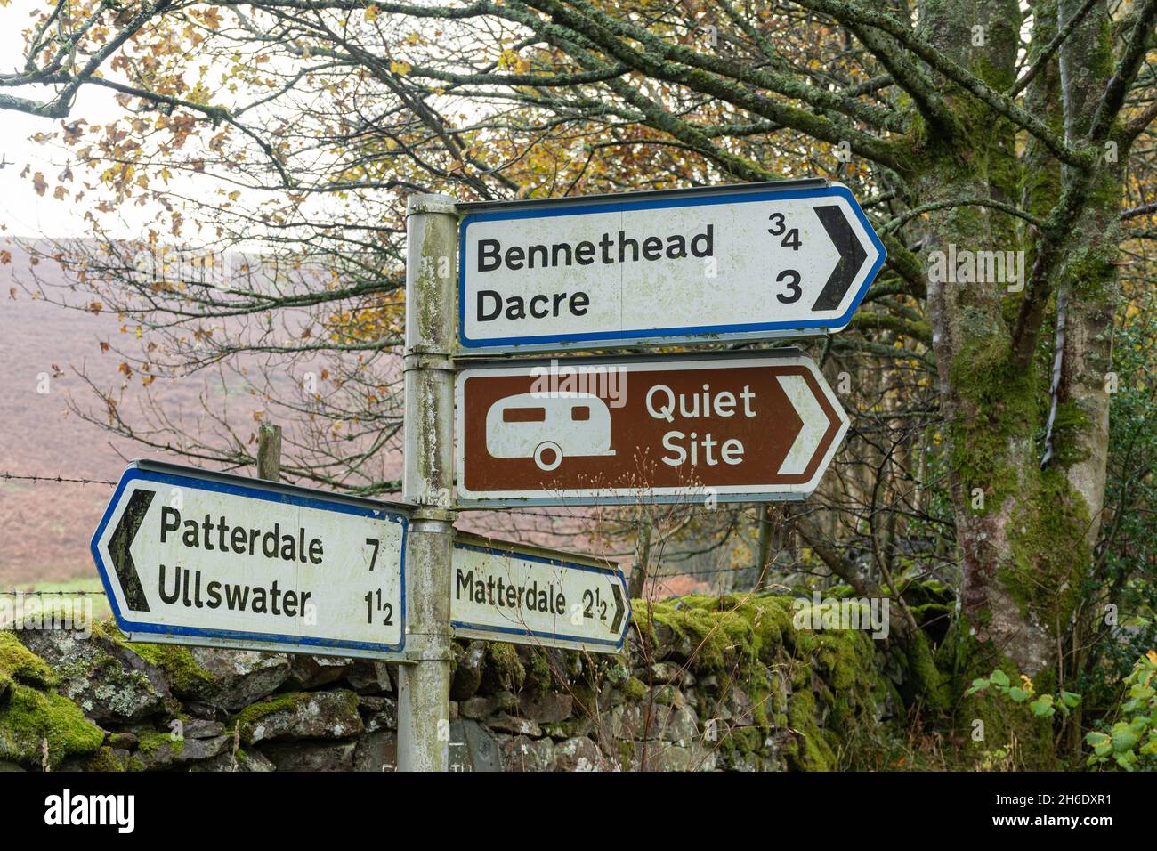 Straßenschild mit Hinweis auf einen ruhigen Campingplatz für Camping und Wohnwagen im Lake District, Cumbria, England, Großbritannien Stockfoto