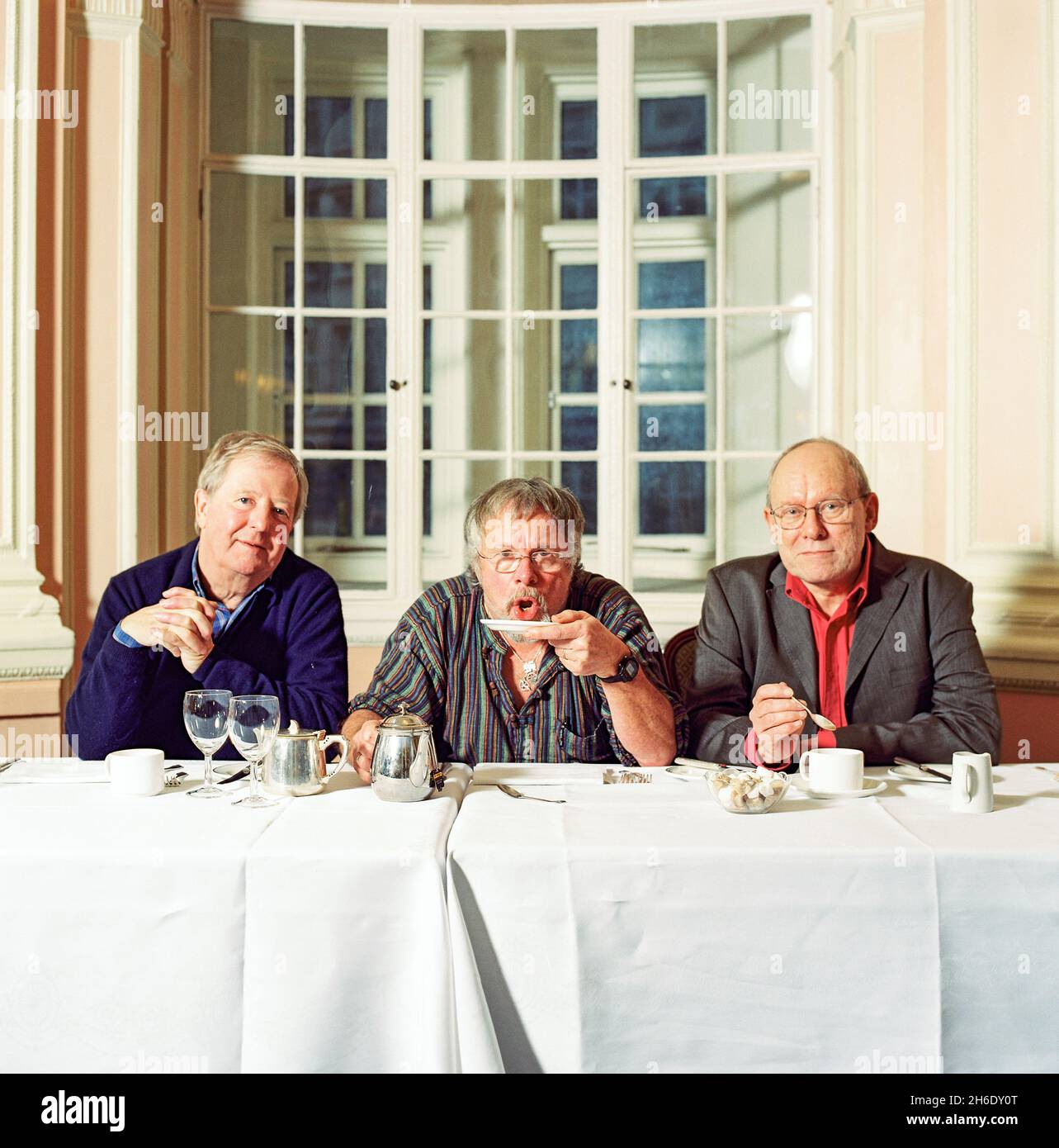 Die Goodies classic Comedy trio Tim Brooke-Taylor, Graeme Garden und Bill Oddie fotografiert im Simpsons in The Strand, London, England, Vereinigtes Königreich. Stockfoto