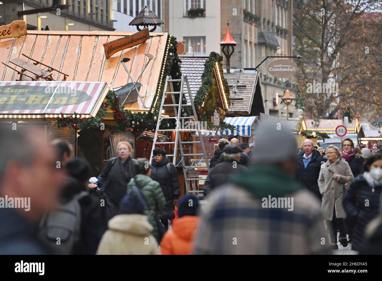 Bau des Münchner Weihnachtsmarktes in der Kaufinger Straße/Neuhauser Straße in München am 15. November 2021. Stockfoto