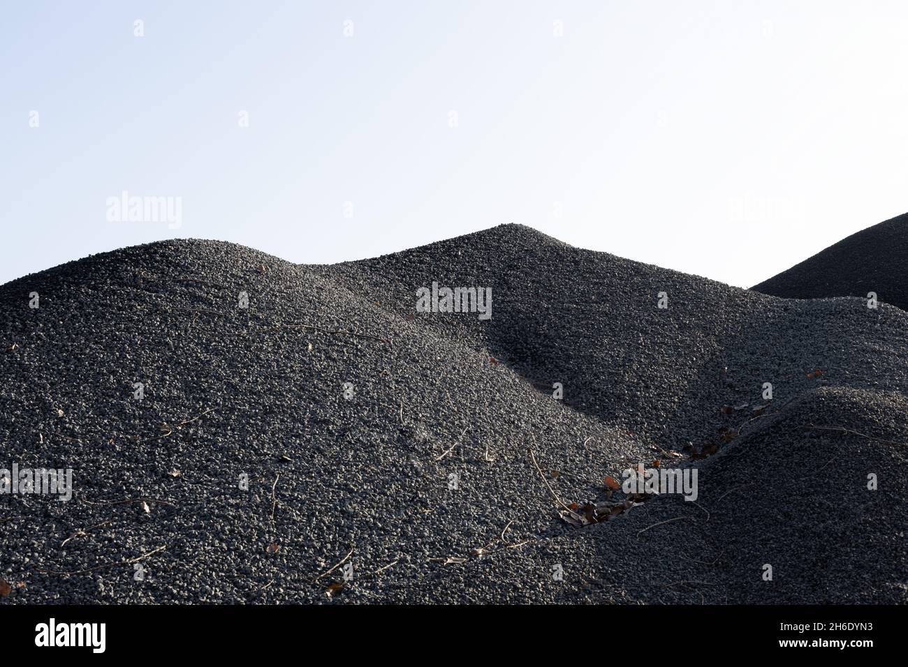 Zusammensetzung aus Basaltstein, oben aus schwarzem Stein. Stockfoto