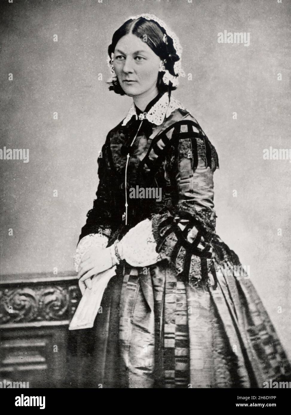 Florence Nightingale OM RRC DStJ (12. Mai 1820 – 13. August 1910) war ein englischer Sozialreformer, Statistiker und Begründer der modernen Krankenpflege. Nightingale wurde während des Krimkrieges als Managerin und Trainerin von Krankenschwestern bekannt, in dem sie die Betreuung von verwundeten Soldaten in Konstantinopel organisierte. Sie gab der Krankenpflege einen guten Ruf und wurde zu einer Ikone der viktorianischen Kultur, vor allem in der Persona „die Frau mit der Lampe“, die nachts mit verwundeten Soldaten auftrat. Stockfoto