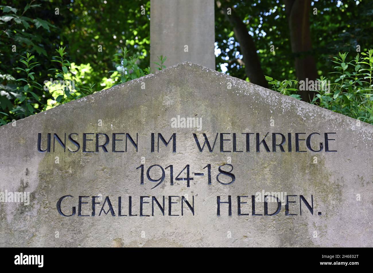 Denkmal für die Gefallenen in Marklohe mit der Inschrift: Unsere Helden, die im Weltkrieg 1914-1918 gefallen sind Stockfoto