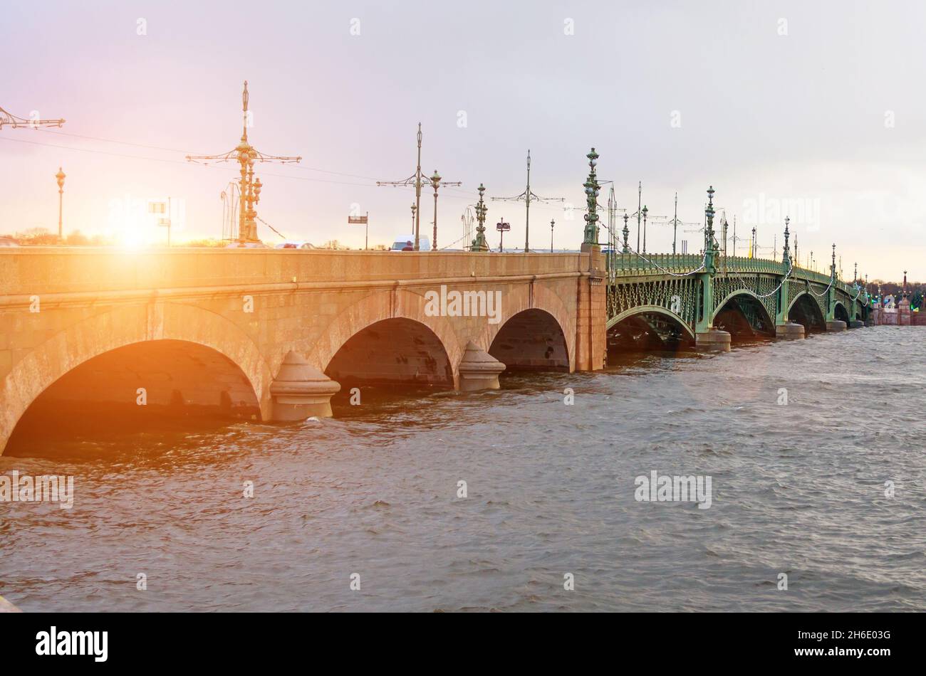 Trinity Brücke Sonnenuntergang Fluss neva St. Petersburg. Stockfoto