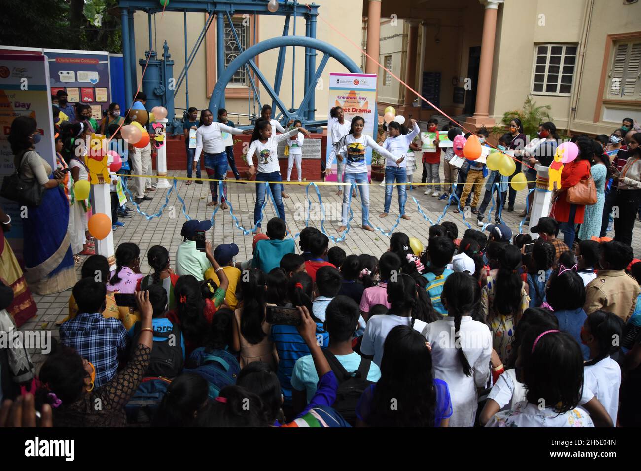 Kalkutta, Indien. November 2021. Kinder führen kulturelle Aktivitäten durch, während der Kindertag am 14. November in Indien zum Gedenken an den Geburtstag des ersten Premierministers des Landes, Jawaharlal Nehru, gefeiert wird. Es wird vom Birla Industrial & Technological Museum (BITM), Govt of India, in ihrem Haus organisiert. Inmitten der Covid-19-Pandemie. (Foto von Biswarup Ganguly/Pacific Press/Sipa USA) Quelle: SIPA USA/Alamy Live News Stockfoto