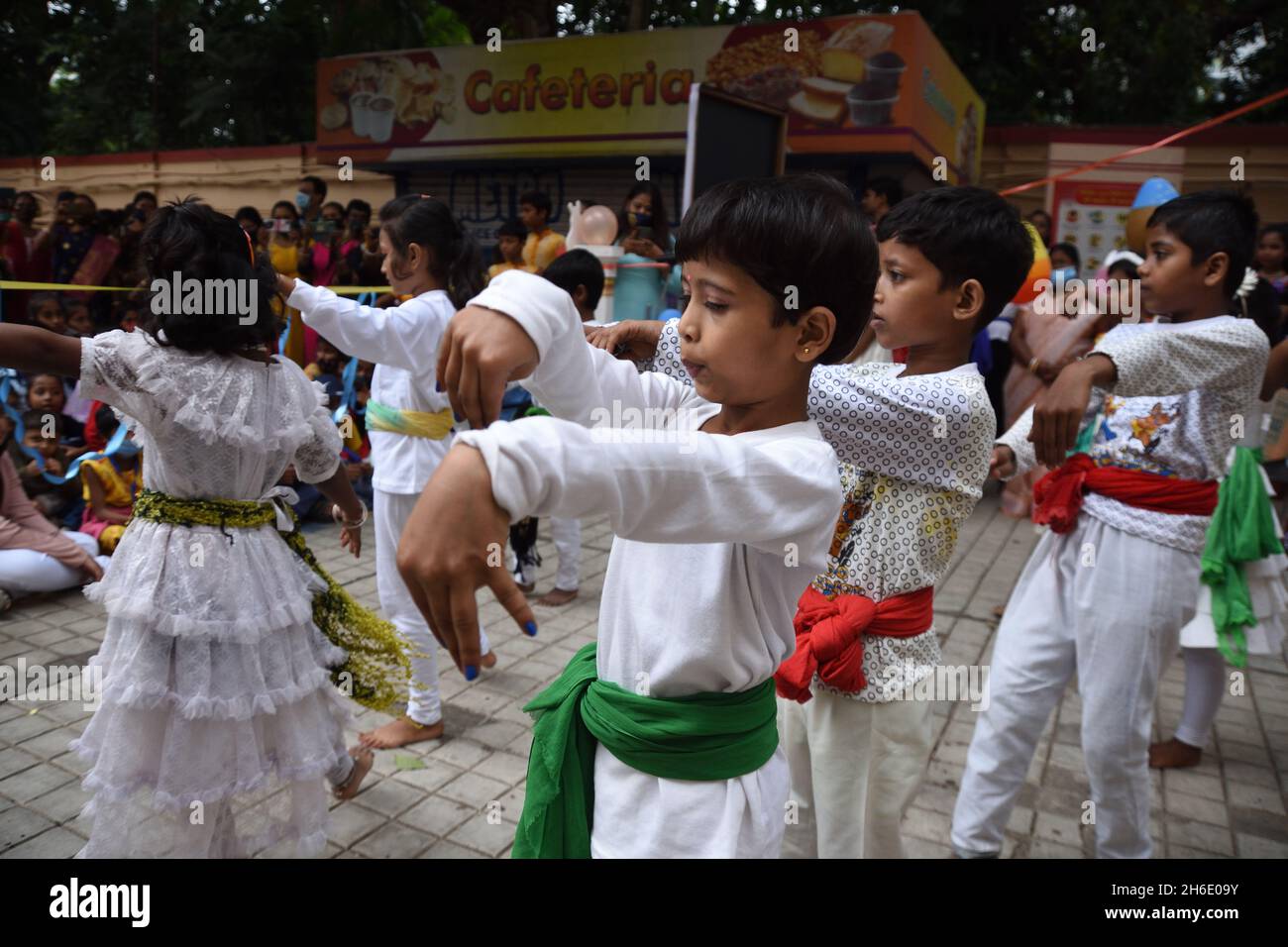 Kalkutta, Indien. November 2021. Kinder führen kulturelle Aktivitäten durch, während der Kindertag am 14. November in Indien zum Gedenken an den Geburtstag des ersten Premierministers des Landes, Jawaharlal Nehru, gefeiert wird. Es wird vom Birla Industrial & Technological Museum (BITM), Govt of India, in ihrem Haus organisiert. Inmitten der Covid-19-Pandemie. (Foto von Biswarup Ganguly/Pacific Press/Sipa USA) Quelle: SIPA USA/Alamy Live News Stockfoto