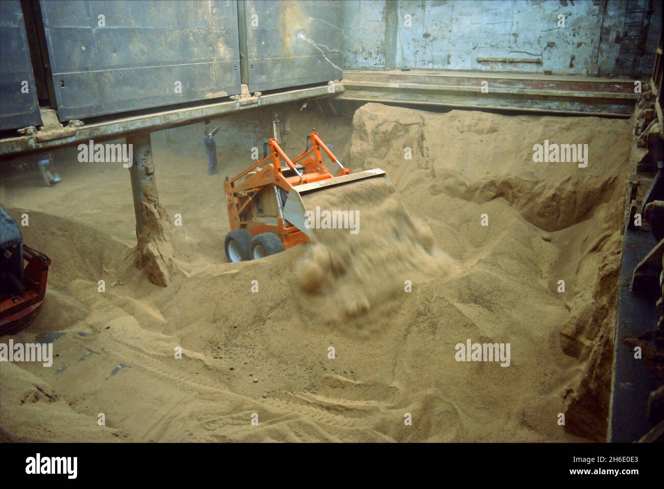 Futtergetreide werden im Hamburger Hafen über einen Radlader abgeladen. Stockfoto