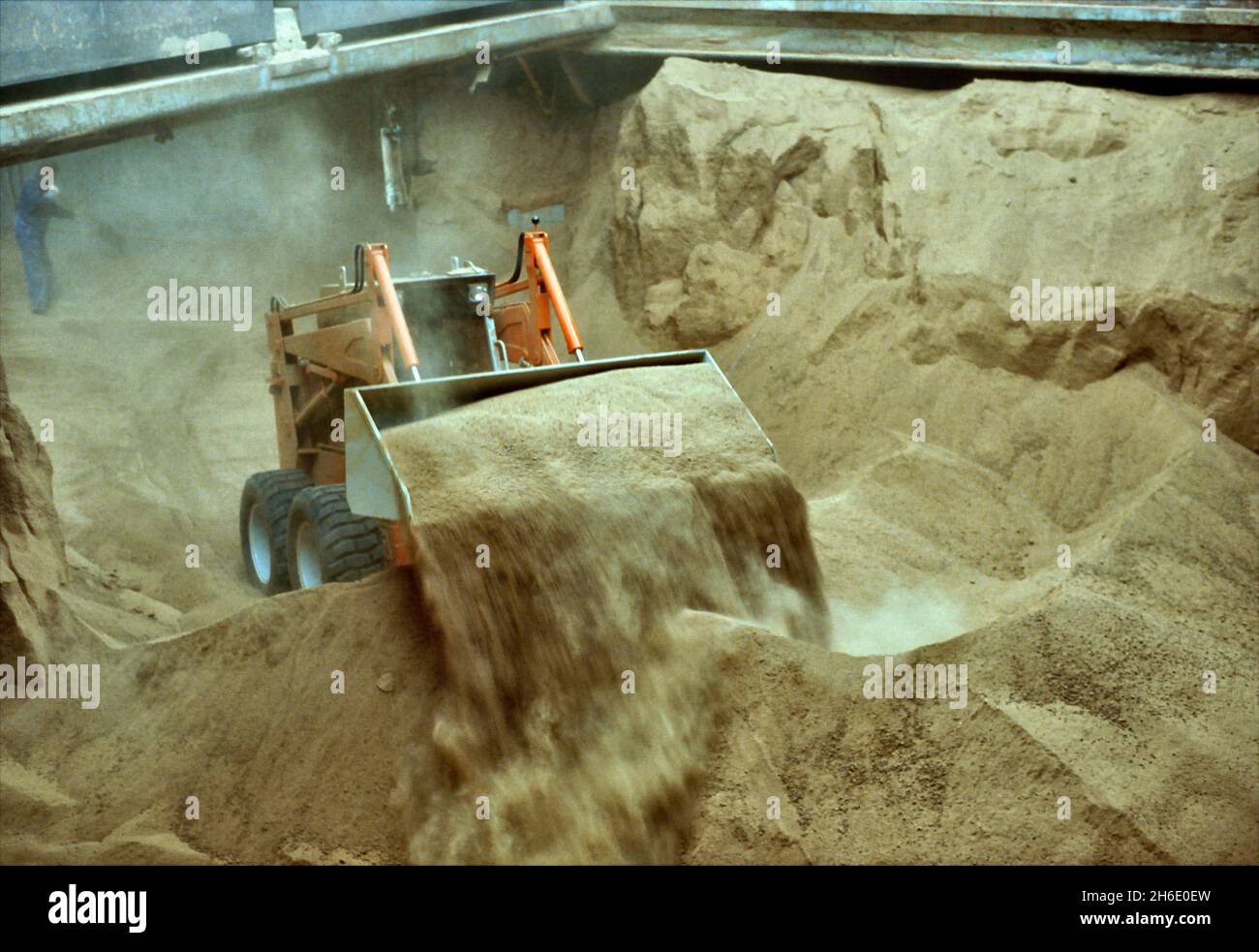 Futtergetreide werden im Hamburger Hafen über einen Radlader abgeladen. Stockfoto