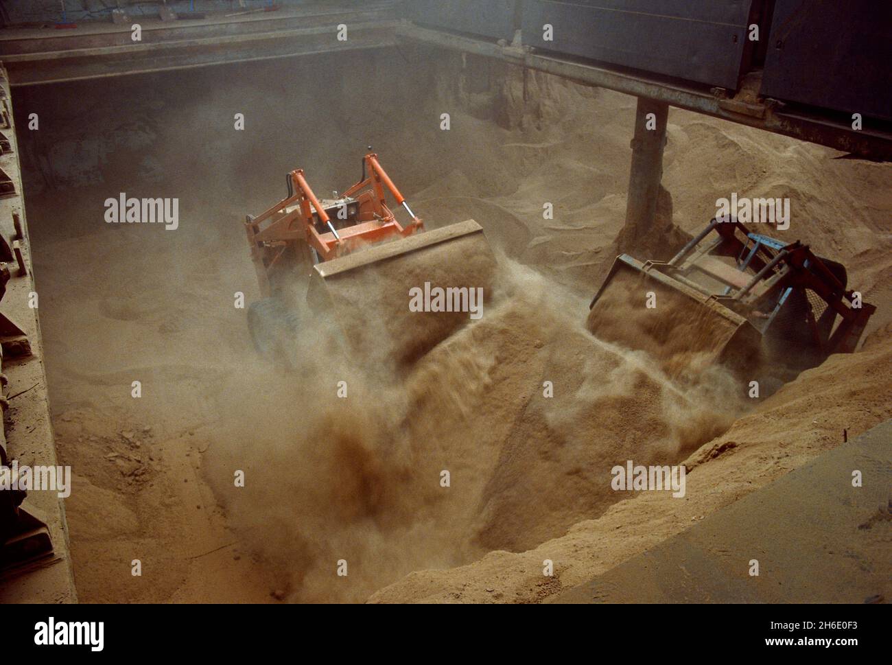 Futtergetreide, die im Hamburger Hafen mit Radladern entladen werden. Stockfoto