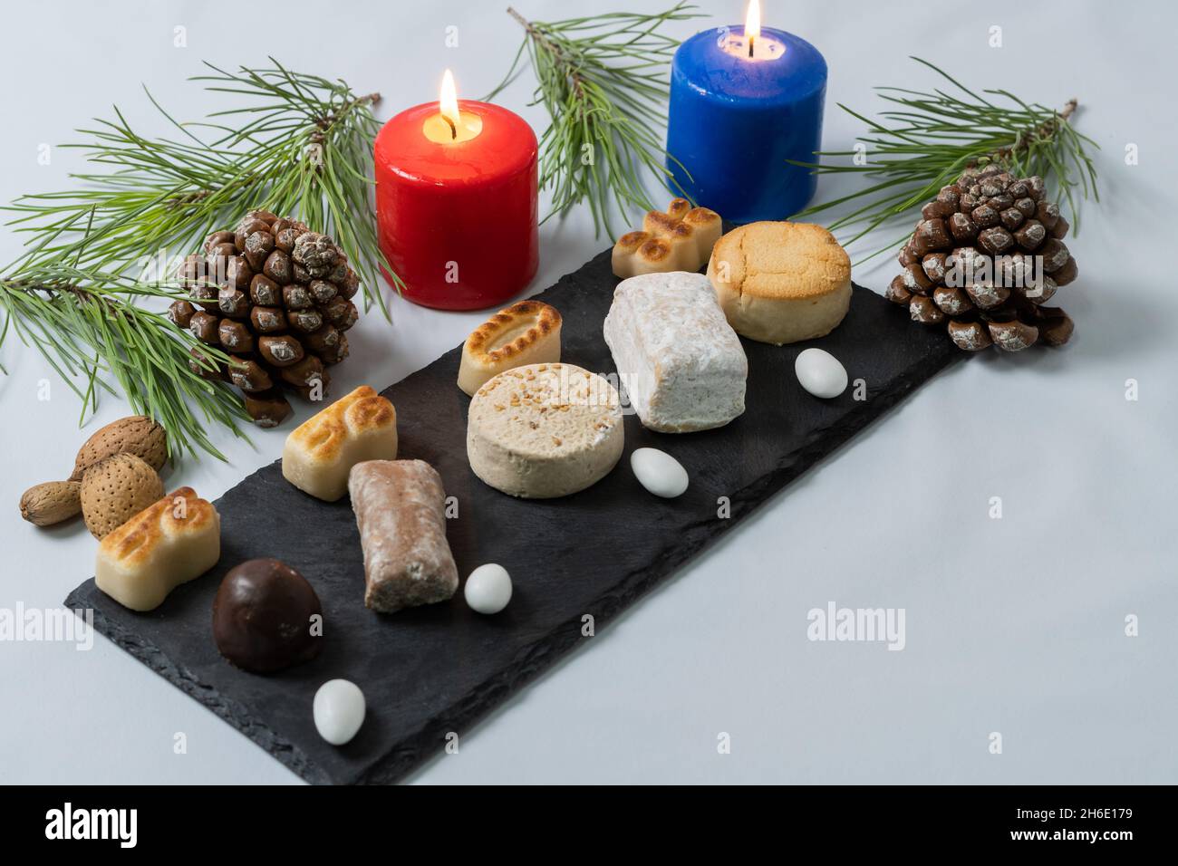 Typische weihnachtsbonbons auf dem Tisch Stockfoto