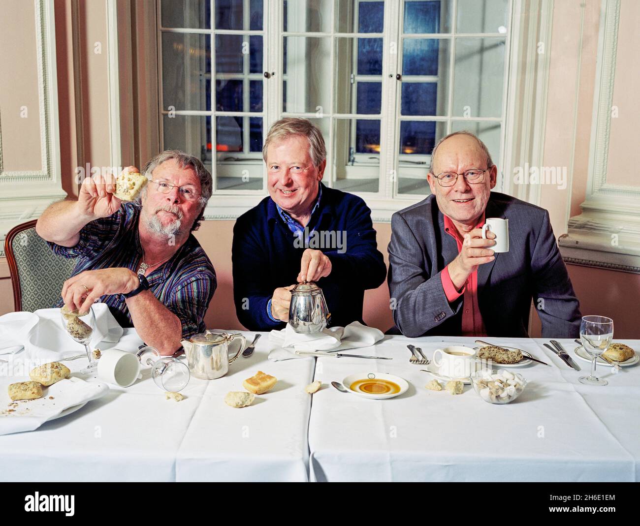 Die Goodies classic Comedy trio Tim Brooke-Taylor, Graeme Garden und Bill Oddie fotografiert im Simpsons in The Strand, London, England, Vereinigtes Königreich. Stockfoto