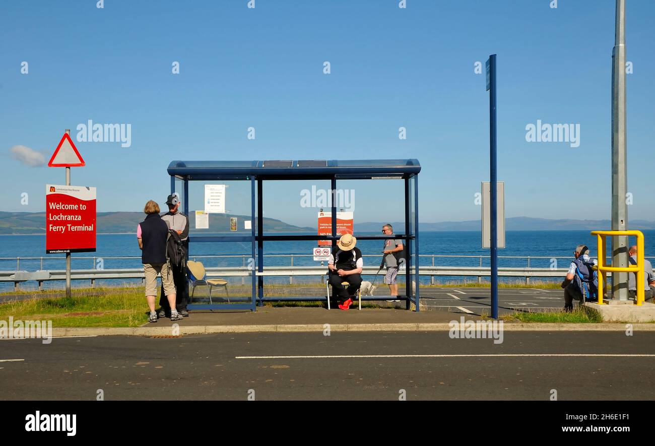 Passagiere, die auf den Stagecoach-Bus von Lochranza nach Brodick auf der Insel Arran warten Stockfoto