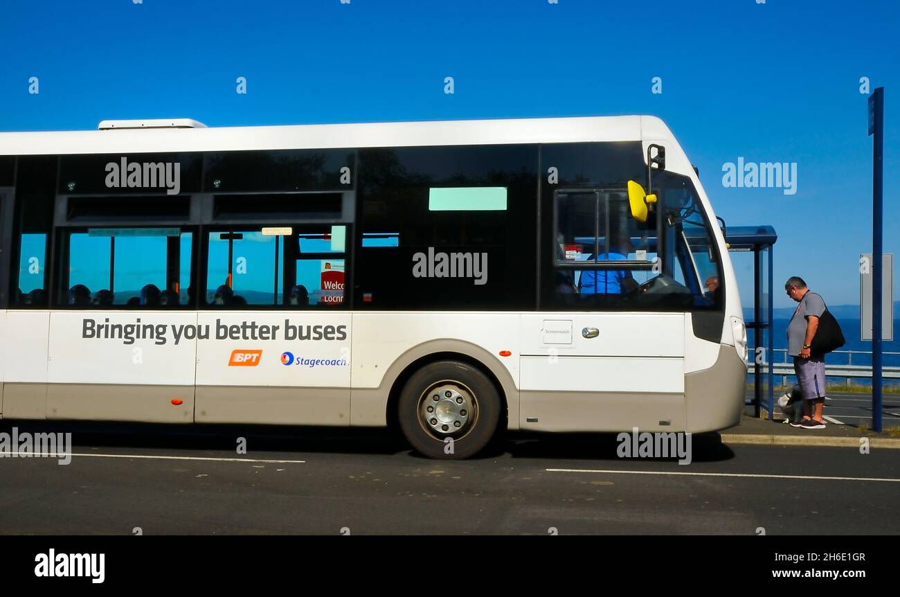 Passagiere, die in Lochranza, auf der Insel Arran, in den Stagecoach-Bus einsteigen Stockfoto