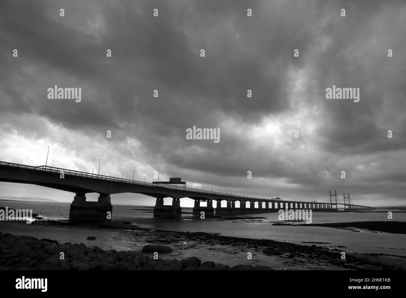 Prince of Wales Bridge Second Severn Crossing verbindet England und Wales über den Fluss copy space B&W wolkigen Himmel Stockfoto